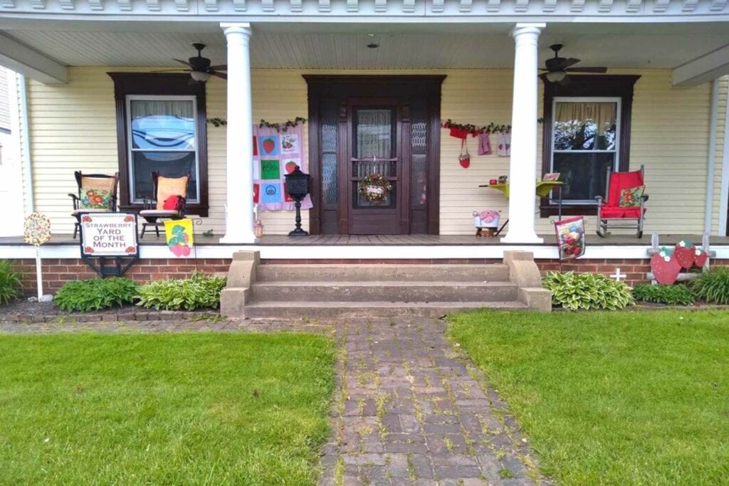 Strawberry Yard of the Month: 101 South Kanawha Street/Janice & Mark Antos