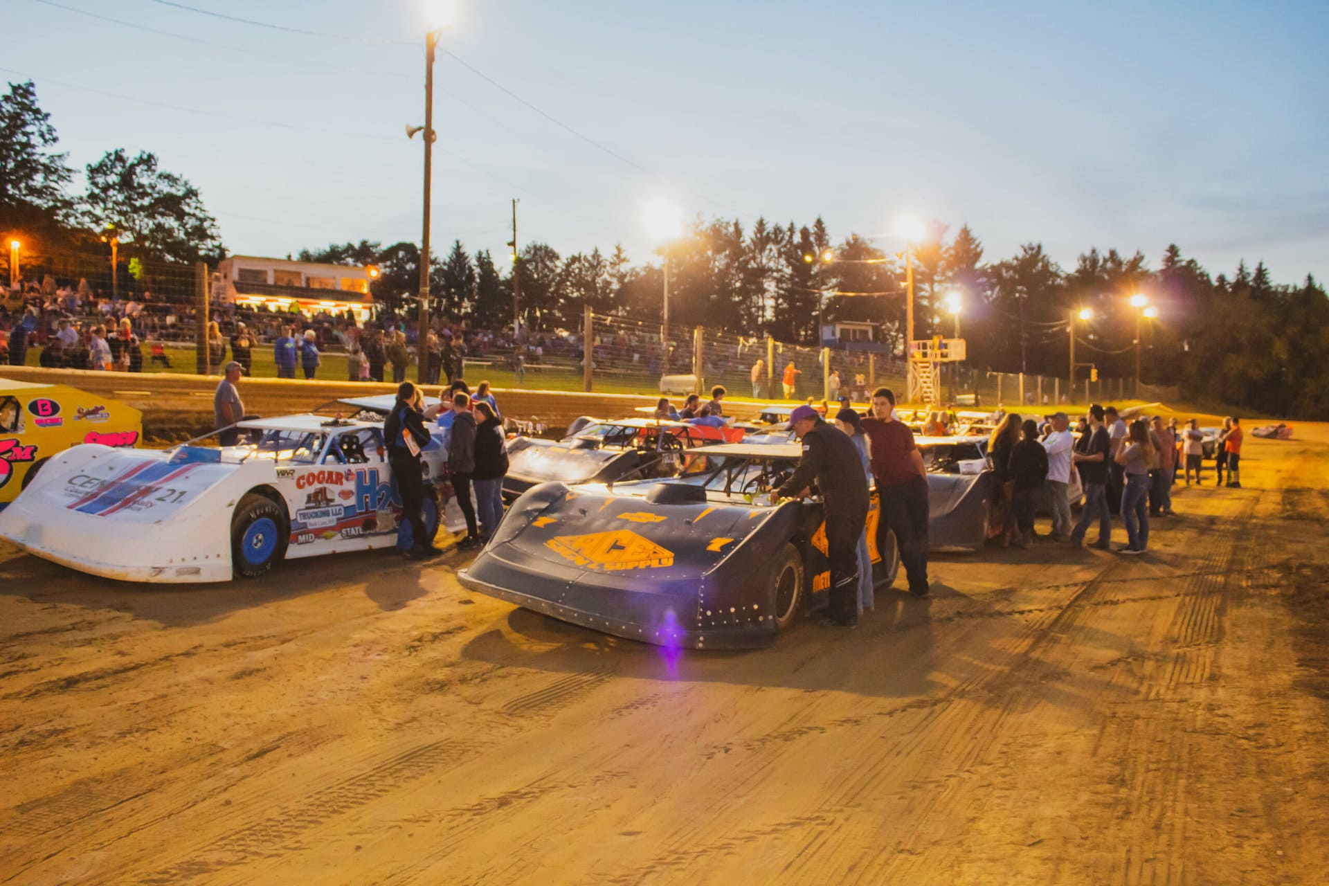 Elkins Raceway hosts first Autograph and Picture Night of the season